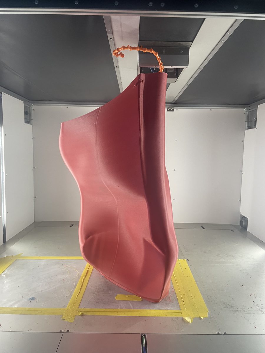 大型3Dプリンターで、服のパーツを造形しているところ