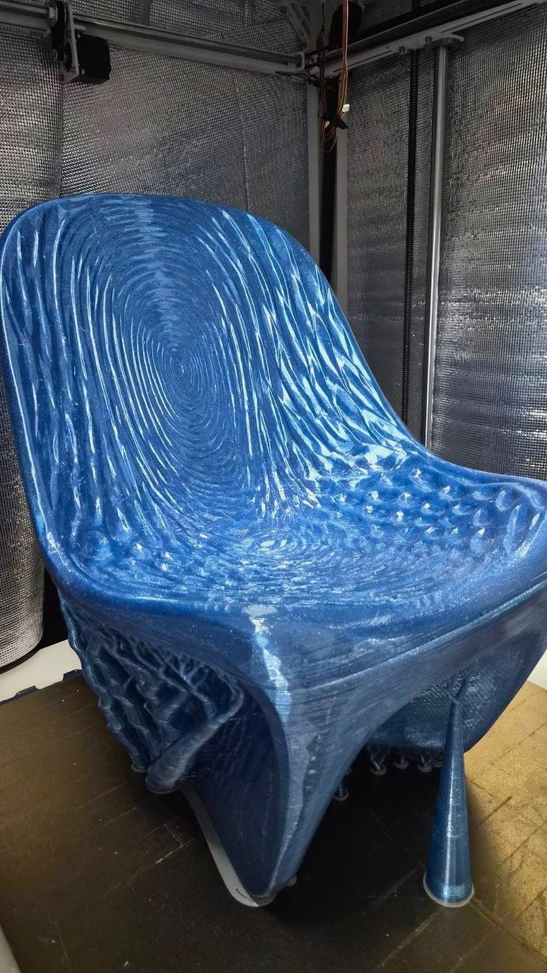PETGで3Dプリントした青い椅子