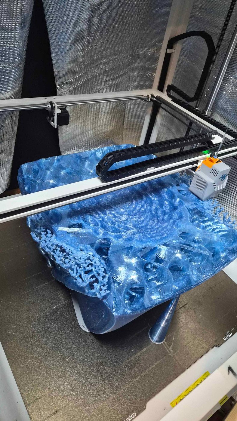 3Dプリンターで造形中の椅子。座面の下に枝のような細い構造が見える