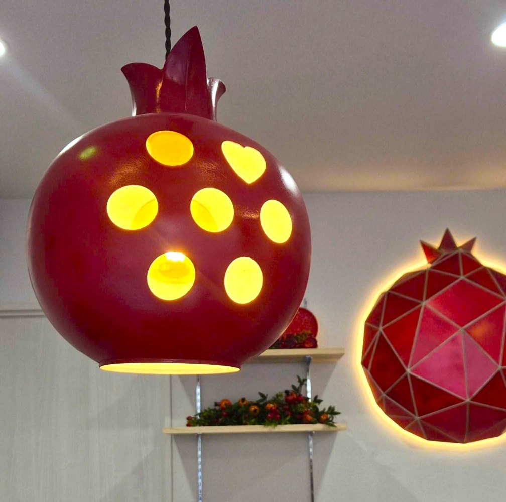 ZAZAKURO の店内に吊るした、灯りのついたザクロ型照明
